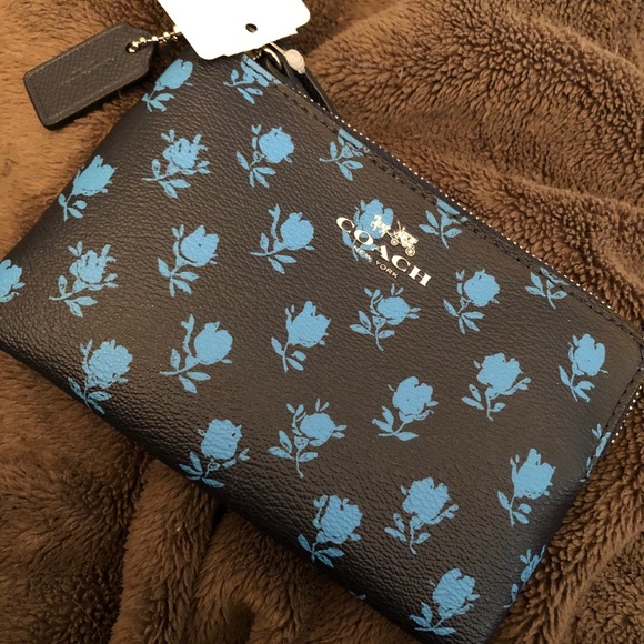SALE NWT Coach RARE gorgeous floral wristlet!! - Picture 2 of 4